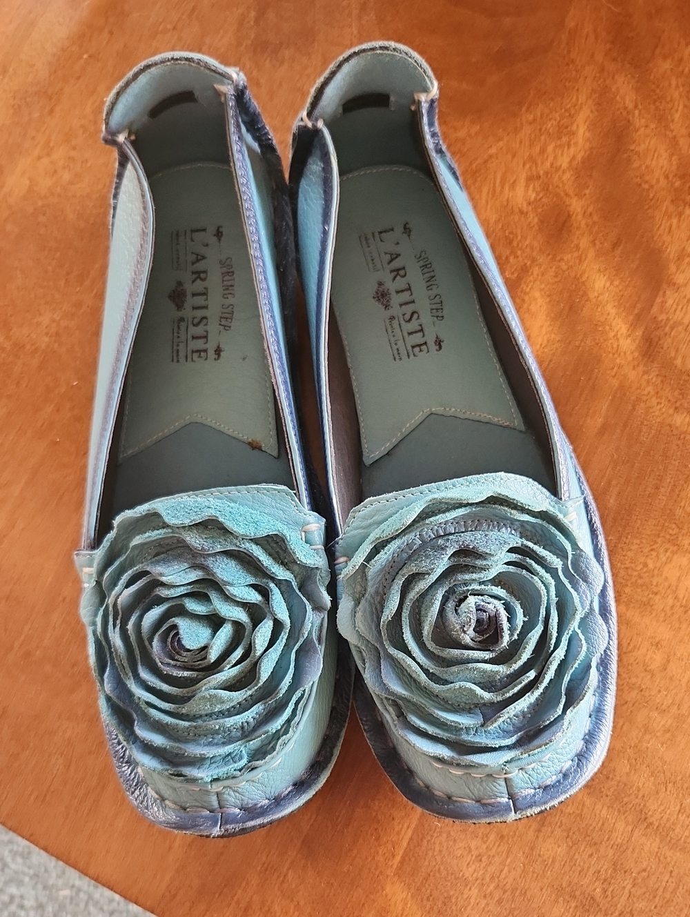 NWT - L'ATISTE Women's Blue Floral Leather Slip-On Flats
